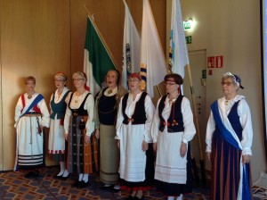Lipunkantajat kansallispuvuissaan